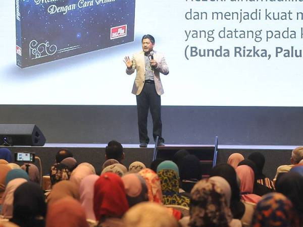 Pengasas Magnet Rezeki, Nasrullah Najmudin ketika di Mega Seminar Magnet Rezeki Reset Minda yang disertai lebih 2,000 peserta anjuran Syakirin Souls Transformation (SST), yang di adakan di Bangi Aveneu Convention Centre (BACC). - FOTO ROSLI TALIB