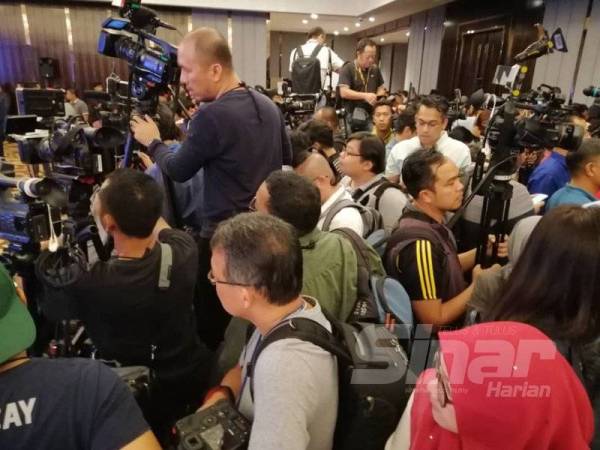 Warga media berkumpul di Hotel Shareton sejak jam 8 pagi.