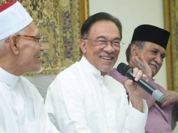 Anwar ketika Majlis Zikir Tazkirah-Selawat Nuril Anwar-Solat Hajat yang dirakam secara langsung di kediamannya di Bukit Segambut di sini malam tadi.