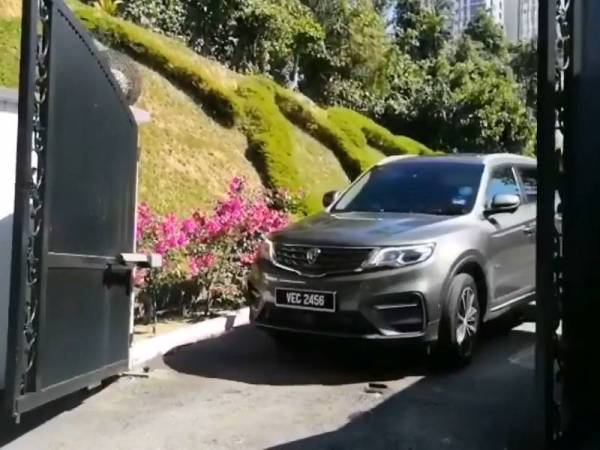 Proton X70 yang dipercayai dinaiki Nurul Izzah meninggalkan kediaman Anwar. - Foto Youtube Buletin TV3