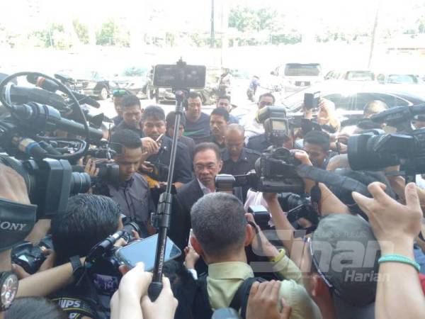 Presiden PKR, Anwar Ibrahim tiba di Ibu Pejabat PKR di sini sebentar tadi.