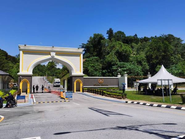 Petugas media berkumpul di Pintu 2 Istana Negara sejak awal pagi tadi