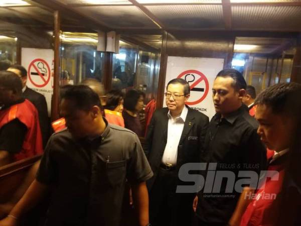 Guan Eng tiba di ibu pejabat parti DAP bagi menyertai mesyuarat tertutup parti itu di Jalan Yaw, Pudu sebentar tadi. 