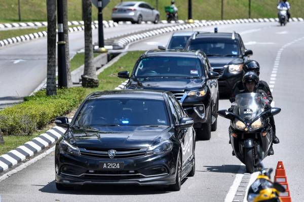 Kenderaan yang membawa Timbalan Perdana Menteri Datuk Seri Dr Wan Azizah Wan Ismail tiba di pekarangan Istana Negara kira-kira 2.40 petang tadi. Foto: Bernama