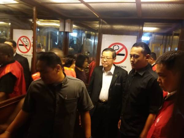 Guan Eng ketika tiba di ibu pejabat DAP di Jalan Yew di sini.