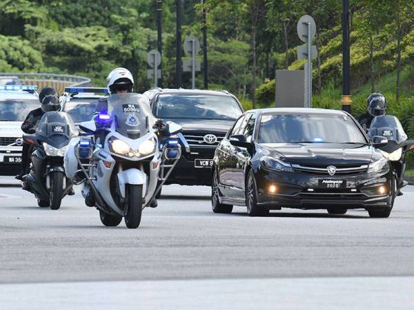 Kenderaan yang membawa bekas Perdana Menteri Tun Dr Mahathir Mohamad dilihat memasuki pekarangan Istana Negara hari ini. - Foto Bernama