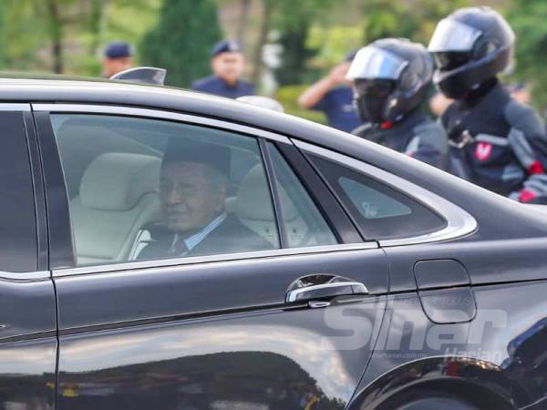 Kenderaan rasmi yang membawa Tun Dr Mahathir Mohamad dilihat keluar dari Istana Negara petang ini. - FOTO SHARIFUDIN ABDUL RAHIM