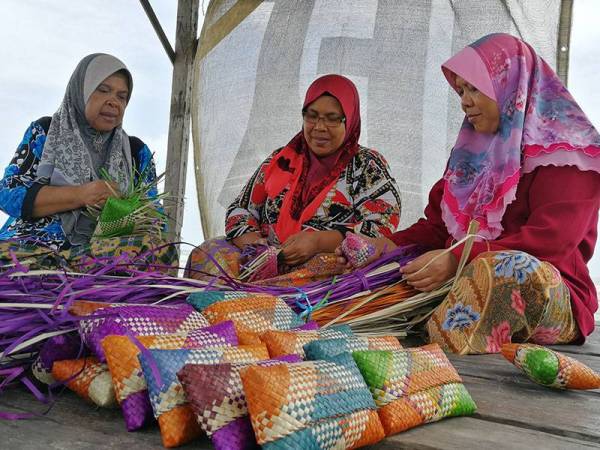 Dari kiri: Fatimah, Peah dan Rohani giat menyiapkan supik