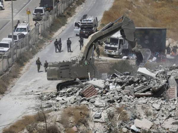 Jentolak Israel merobohkan sebuah rumah milik penduduk Palestin di Suh Baher, Baitulmaqdis Timur yang didakwa dibina tanpa permit.