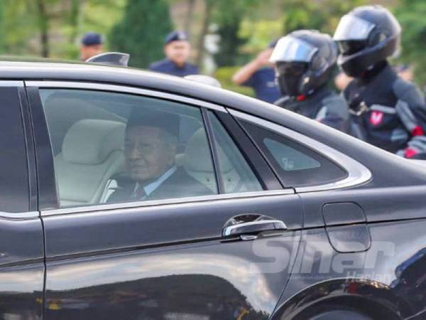 Kenderaan yang membawa Tun Dr Mahathir Mohamad dilihat meninggalkan Istana Negara lewat petang semalam.