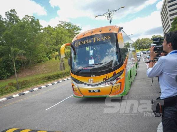 Ahli-ahli Parlimen BN tiba dengan menaiki bas di Istana Negara hari ini. -Foto: SHARIFUDIN ABDUL RAHIM