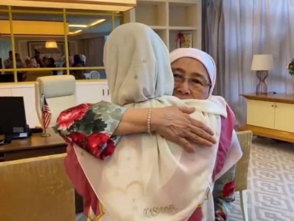 Wan Azizah dilihat menitiskan air mata ketika memeluk dan menenangkan kakitangan yang bersedih ketika menyantuni warga kerja Kementerian Pembangunan Wanita, Keluarga dan Masyarakat hari ini. - Foto Facebook Dr Wan Azizah