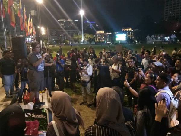 Antara individu yang hadir pada himpunan di Dataran Merdeka malam ini.