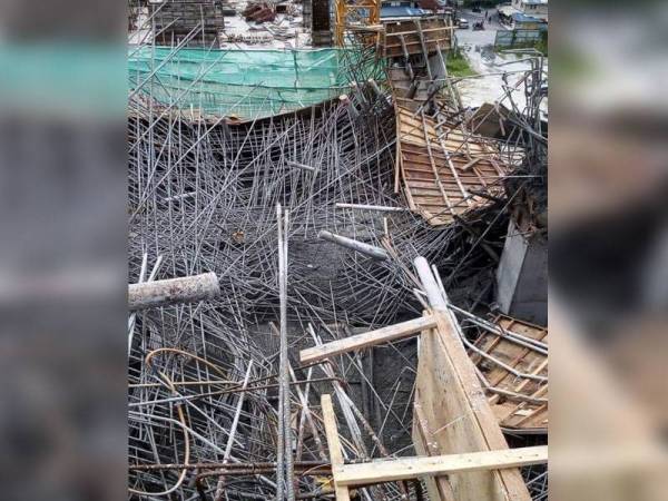 Keadaan runtuhan di lokasi kejadian di Mont Kiara semalam.