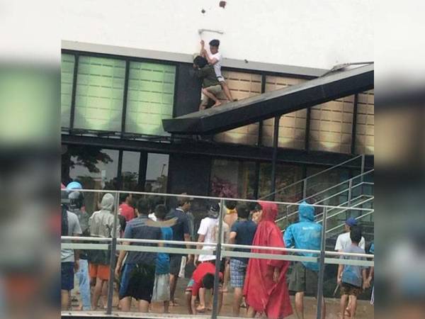 Penduduk yang berang berkumpul di sebuah pusat beli-belah terkemuka di Jakarta Utara yang didakwa menjadi punca banjir di kawasan itu.