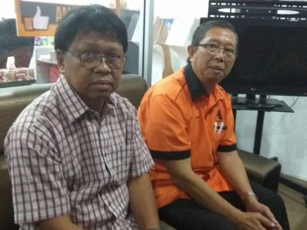 Asmuni (kiri) bersama-sama Mohammad Nizar ketika sidang media selepas mengadakan taklimat bersama pimpinan Amanah Perak di Wisma Amanah Perak, di sini malam tadi.