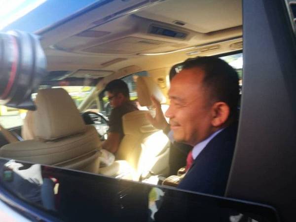 Dr Maszlee tiba di perkarangan Istana Negara.