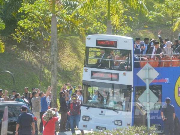 Ahli-ahli Parlimen PKR tiba dengan menaiki bas dua tingkat. -Foto Sinar Harian SHARIFUDDIN ABDUL RAHIM