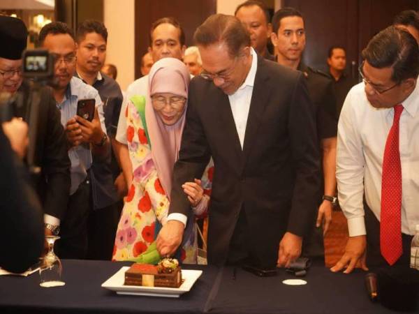 Anwar dan Dr Wan Azizah memotong kek sempena ulang tahun ke-40 perkahwinan mereka hari ini. -Foto: FB Anwar Ibrahim