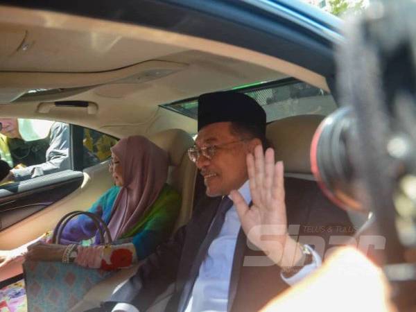 Anwar meninggalkan perkarangan Istana Negara pada jam 12.45 tengah hari tadi. -Foto Sinar Harian SHARIFUDIN ABDUL RAHIM