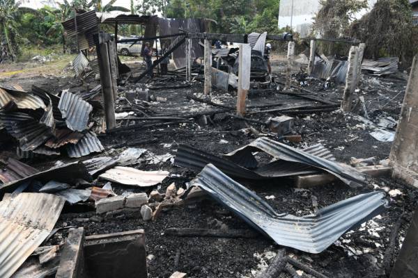 Sebuah rumah papan yang musnah dalam satu kebakaran mengorbankan tujuh orang dalam satu keluarga di kampung Bandau di sini awal pagi tadi. -Foto Bernama