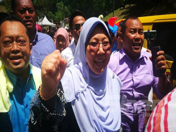 Fuziah menemui penyokong parti sejurus keluar dari pekarangan Istana Negara. 