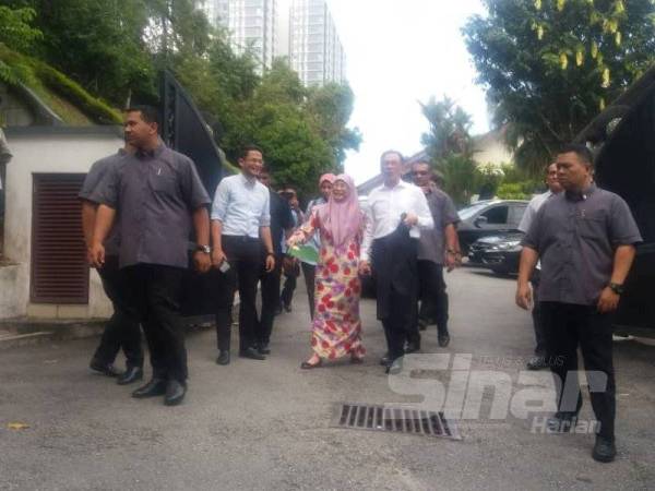 Anwar dan Wan Azizah berjalan menemui pengamal media di hadapan kediamannya di Bukit Segambut sebentar tadi.