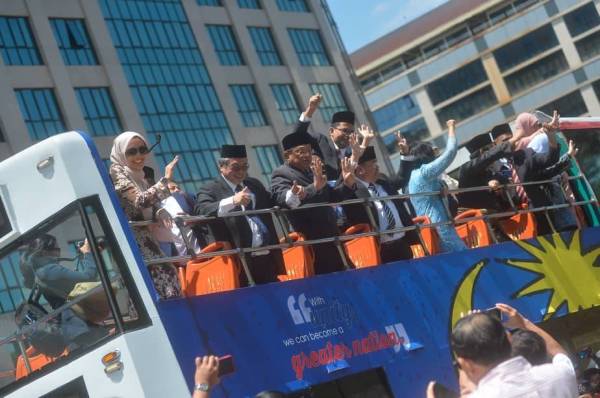 Ahli-ahli Parlimen PKR disambut penyokong ketika keluar dari Istana Negara hari ini. Foto: SHARIFUDIN ABDUL RAHIM