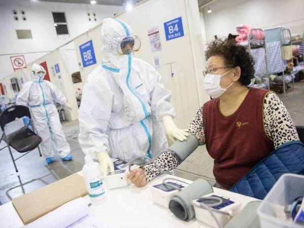 Pemeriksaan susulan yang dilakukan pesakit mendapati mereka kembali disahkan positif virus tersebut. - Foto AFP