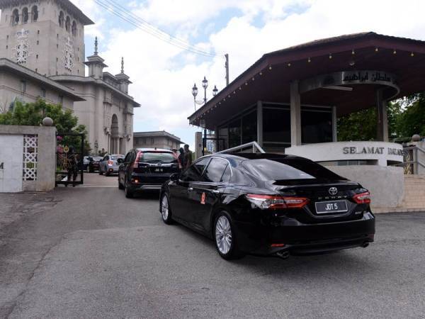 Kenderaan yang dinaiki ADUN Johor memasuki perkarangan Bangunan Sultan Ibrahim setelah dititahkan menghadap Sultan Johor hari ini. -fotoBERNAMA