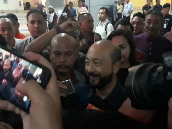 Mukhriz tiba di Balai Ketibaan Lapangan Terbang Sultan Abdul Halim malam ini.