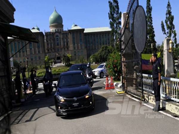 Kenderaan rasmi yang membawa beliau keluar dari bangunan Perdana Putra menuju ke Istana Negara jam 10.30 pagi.