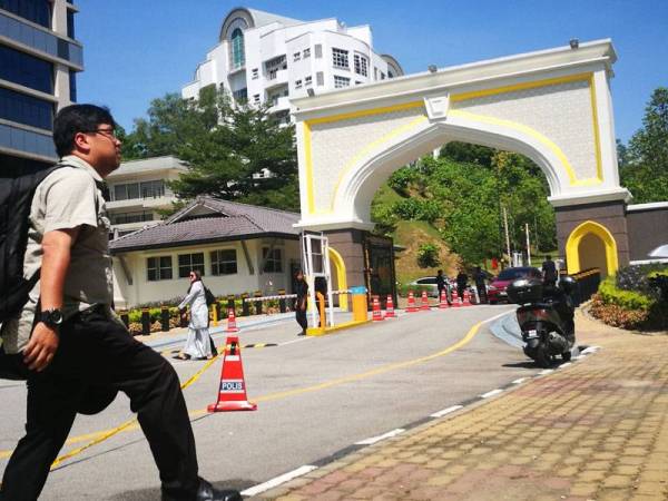 Anggota polis dan pengamal media yang berada di hadapan Pintu 2 Istana Negara.