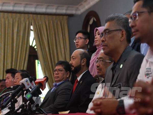 Mukhriz pada sidang media bersama ADUN PH dan Bersatu di Seri Mentaloon.