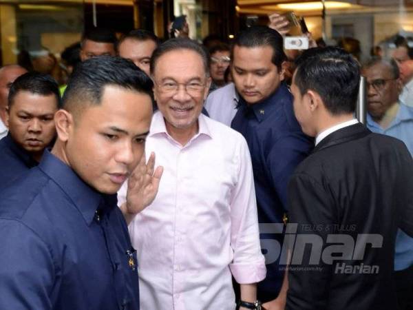 Anwar ketika keluar selepas selesai menghadiri Mesyuarat Majlis Presiden Pakatan Harapan (PH) di Hotel Eastin Petaling Jaya. -Foto Sinar Harian IZHARI ROSLI