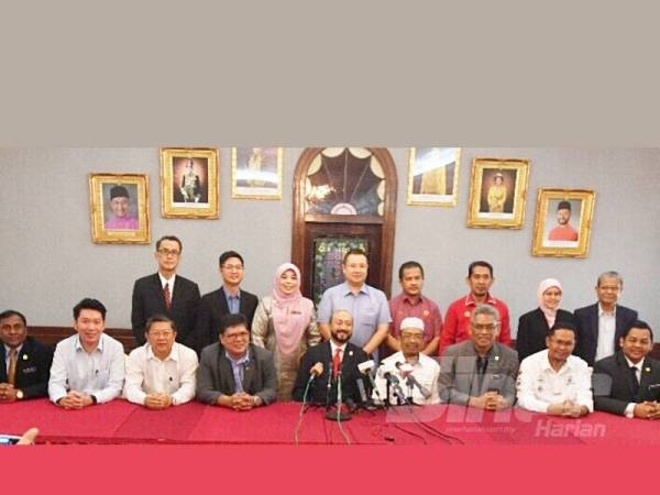 Barisan ADUN PH dan Bersatu bersama Mukhriz (duduk, tengah) pada sidang media di Dewan Seri Melor, Seri Mentaloon hari ini.