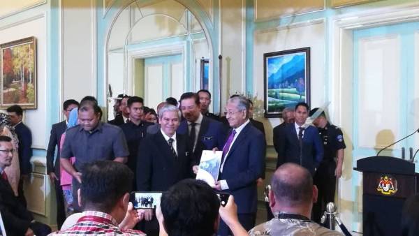 Kerajaan mengumumkan RM20 bilion sebagai Pakej Rangsangan Ekonomi 2020 bagi mengurangkan impak serta merta terhadap ekonomi akibat penularan wabak Covid-19.