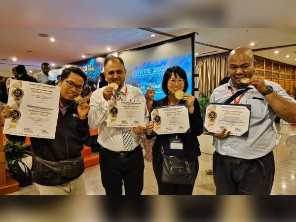 Dari Kiri: Ikram bersama barisan penyelidik UMP, Dr. Waheb Jabar, Ir. Dr. Chin Siew Choo dan Nor Azhar Ahmad yang meraih pingat emas dalam Malaysia Technology Expo (MTE) 2020 baru-baru ini.