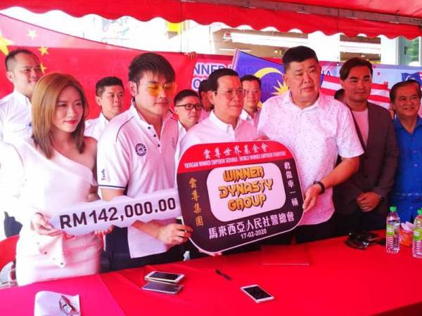 Chee Heng (empat dari kiri) ketika Program Simbolik Penyerahan Ambulans Baharu bernilai RM142,000 sumbangan Yayasan Winner Emperor Sedunia di Puchong Utama, semalam.