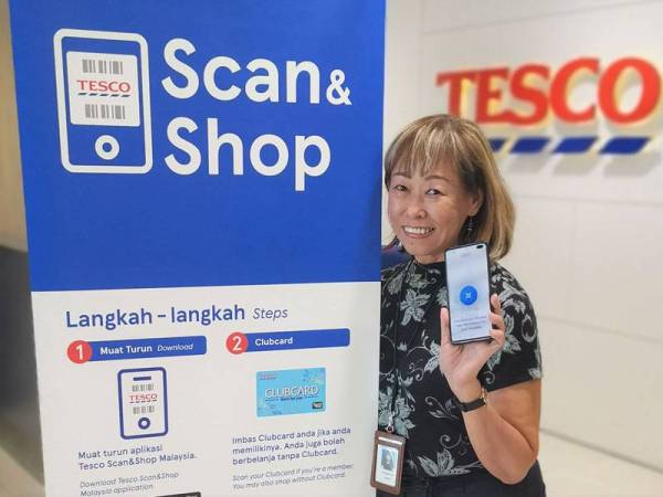 Vivian Yap menunjukkan aplikasi Scan & Shop yang dilancarkan Tesco di 59 cawangannya baru-baru ini.