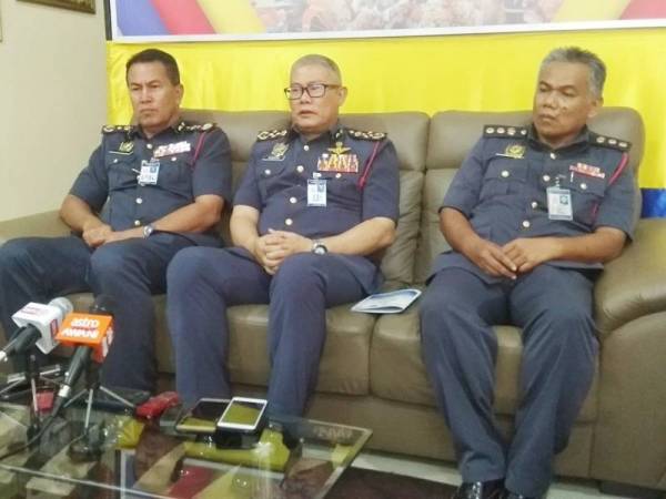 Mohammad Hamdan (tengah) ketika sidang media Majlis Penganugerahan Pingat Kebesaran Jabatan dan Anugerah Perkhidmatan Cemerlang 2019 JBPM Perak dan Akademi Bomba dan Penyelamatan Wilayah Utara di Ibu Pejabat JBPM Perak, Meru Raya hari ini.