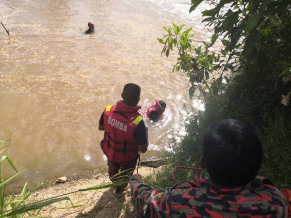 Anggota bomba menjalankan operasi mencari seorang kanak-kanak lelaki yang lemas di Sungai Tebrau.