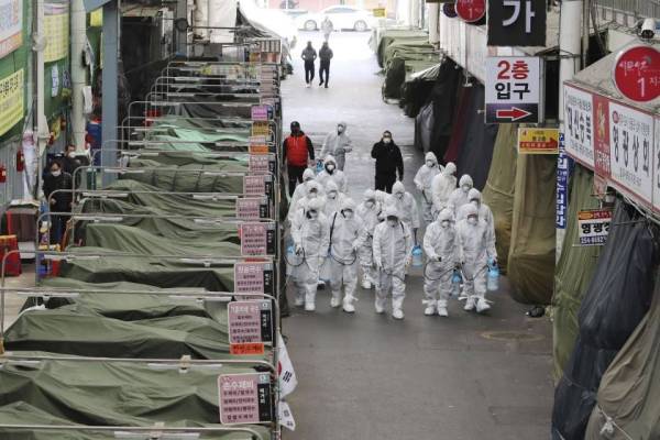 Usaha pembersihan dilakukan di sekitar pasar di Daegu, Korea Selatan.