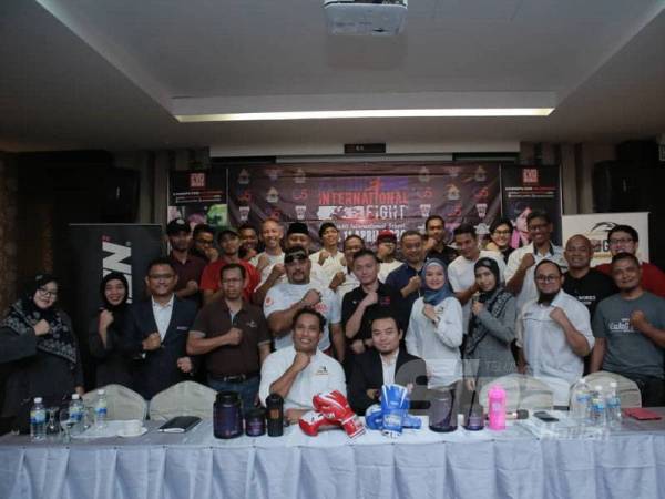 Penganjur KIF2020 bergambar bersama selepas sidang media di Kluang baru-baru ini.