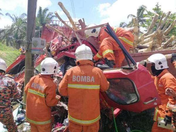 Pasukan bomba dan penyelamat bergegas ke lokasi kemalangan tiga maut di Bahau hari ini. Foto: Ihsan JBPM