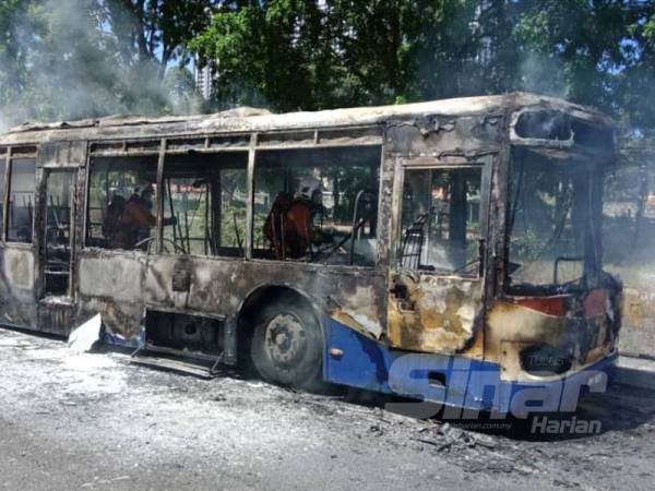 Anggota bomba memadamkan kebakaran sebuah bas berhampiran Kondominium Mont Kiara East, Taman Mastiara semalam.