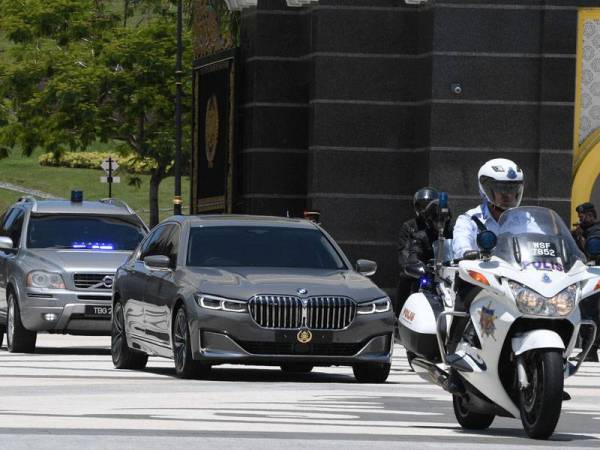 Sultan Terengganu Sultan Mizan Zainal Abidin berangkat meninggalkan Istana Negara hari ini.  Baginda antara Raja-raja Melayu yang berangkat menghadiri mesyuarat khas Majlis Raja-Raja. Mesyuarat tersebut dipercayai bagi membincangkan perkembangan politik semasa tanah air. - Foto Bernama