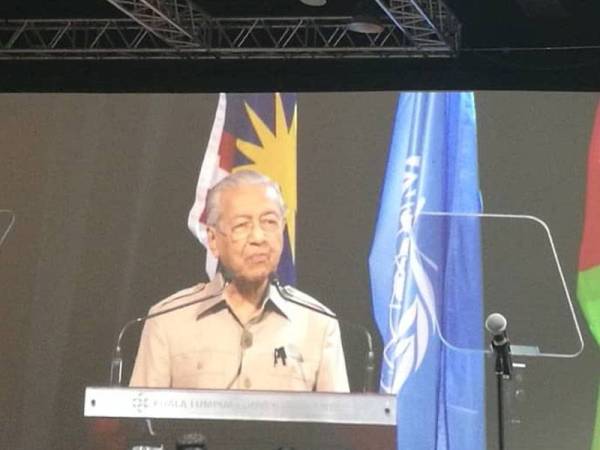 Dr Mahathir menyampaikan ucapan pembukaan persidangan hak rakyat Palestin di KLCC di sini hari ini.