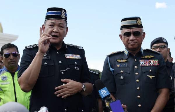 Abdul Hamid (kiri) ketika ditemui media di Istana Negara hari ini.  Turut hadir Panglima Angkatan Tentera, Jeneral Tan Sri Affendi Buang.  Foto: Bernama