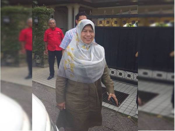 Zuraida beredar keluar dari kediaman Muhyiddin di Bukit Damansara di sini pada jam 6.22 petang tadi.